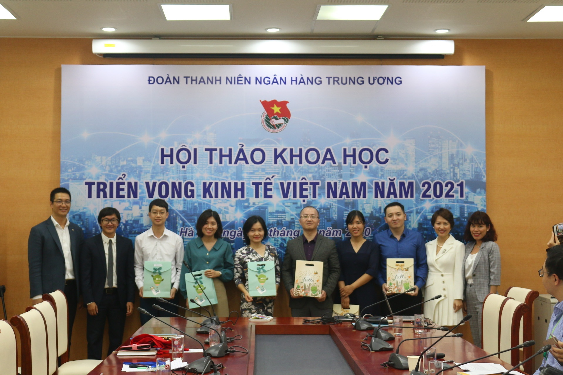 Cùng thanh niên nhìn về triển vọng kinh tế Việt Nam năm 2021 cung thanh nien nhin ve trien vong kinh te viet nam nam 2021