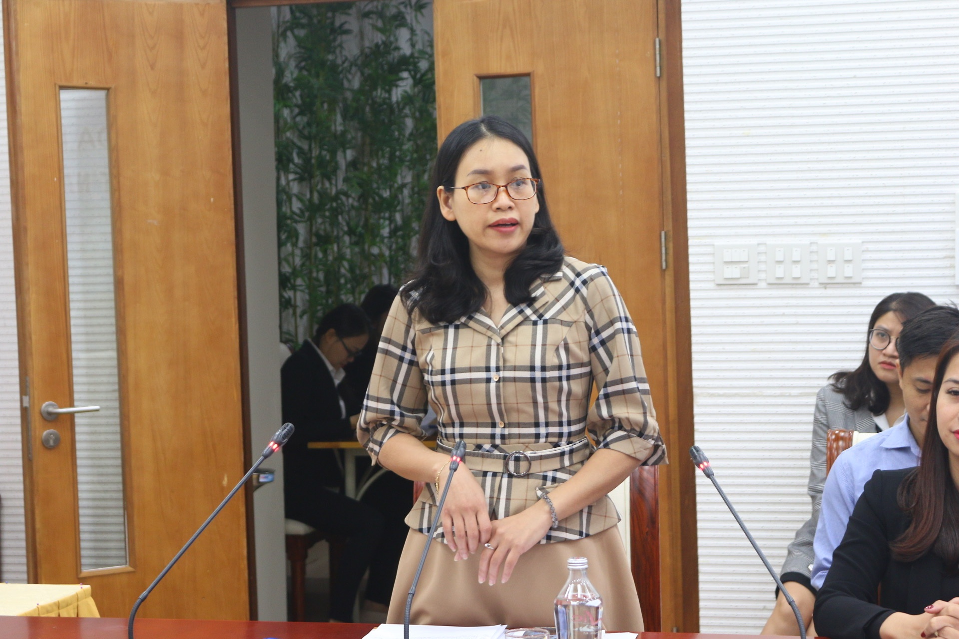 Cùng thanh niên nhìn về triển vọng kinh tế Việt Nam năm 2021 cung thanh nien nhin ve trien vong kinh te viet nam nam 2021