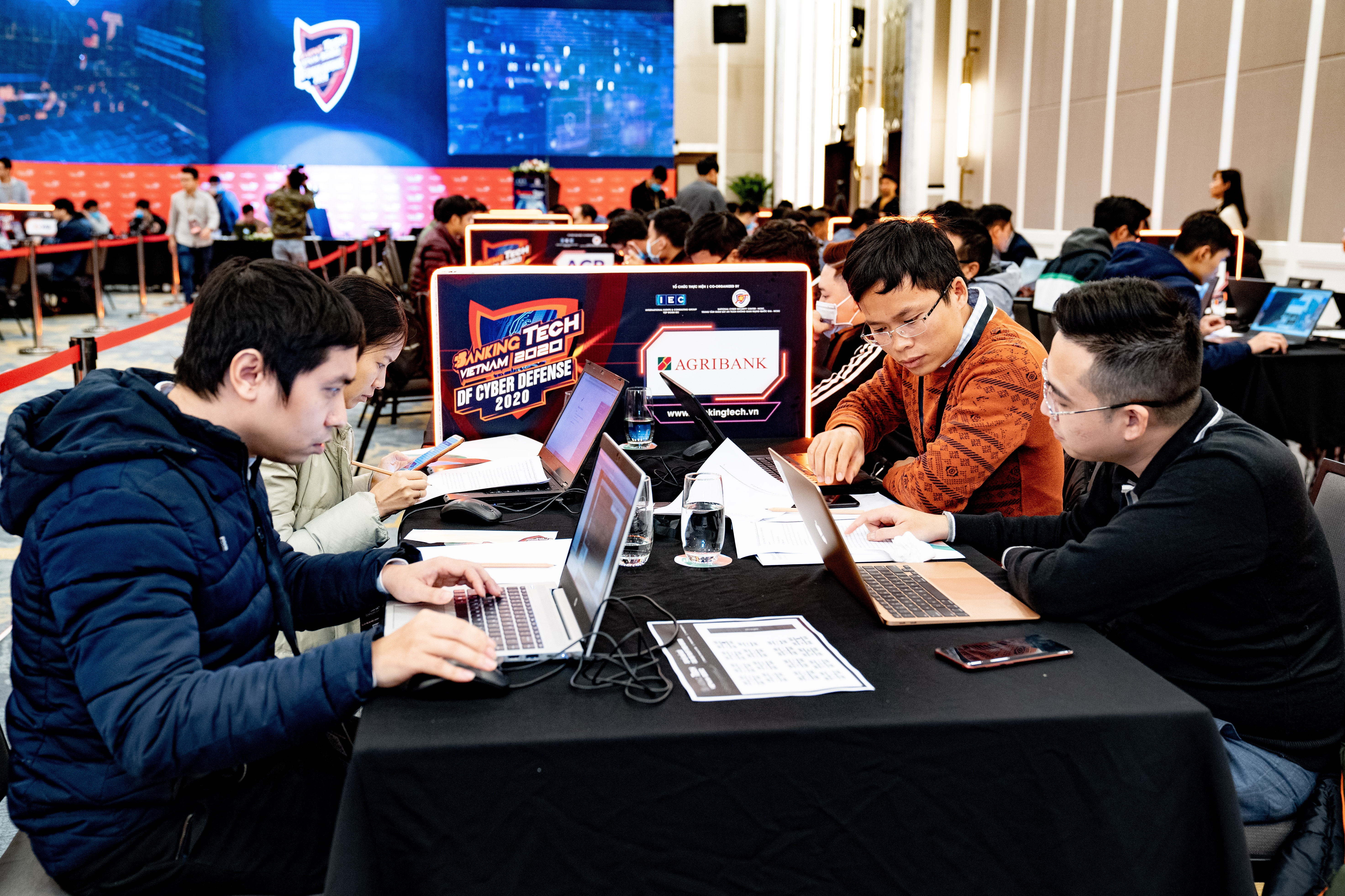 nhan su so yeu to quyet dinh trong chuyen doi so nganh ngan hang