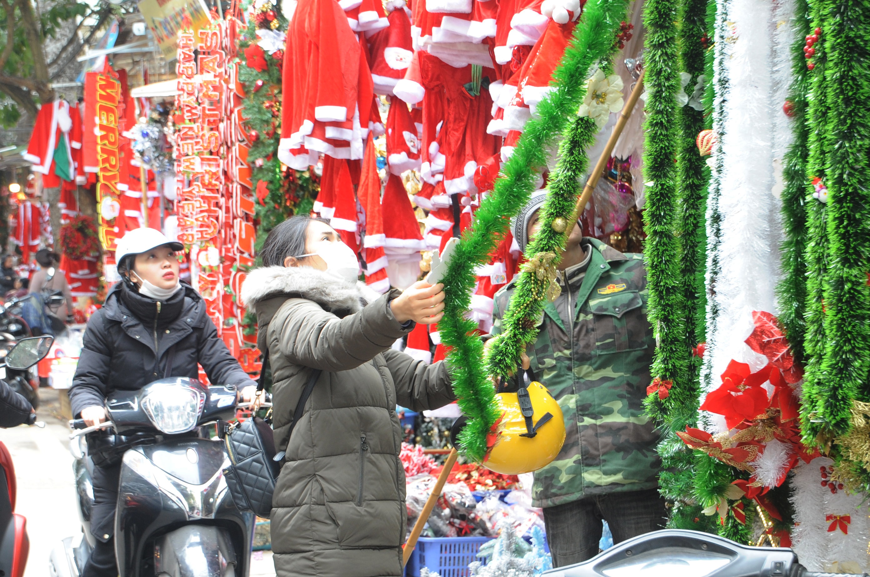 can ke giang sinh thi truong do trang tri van ron rang