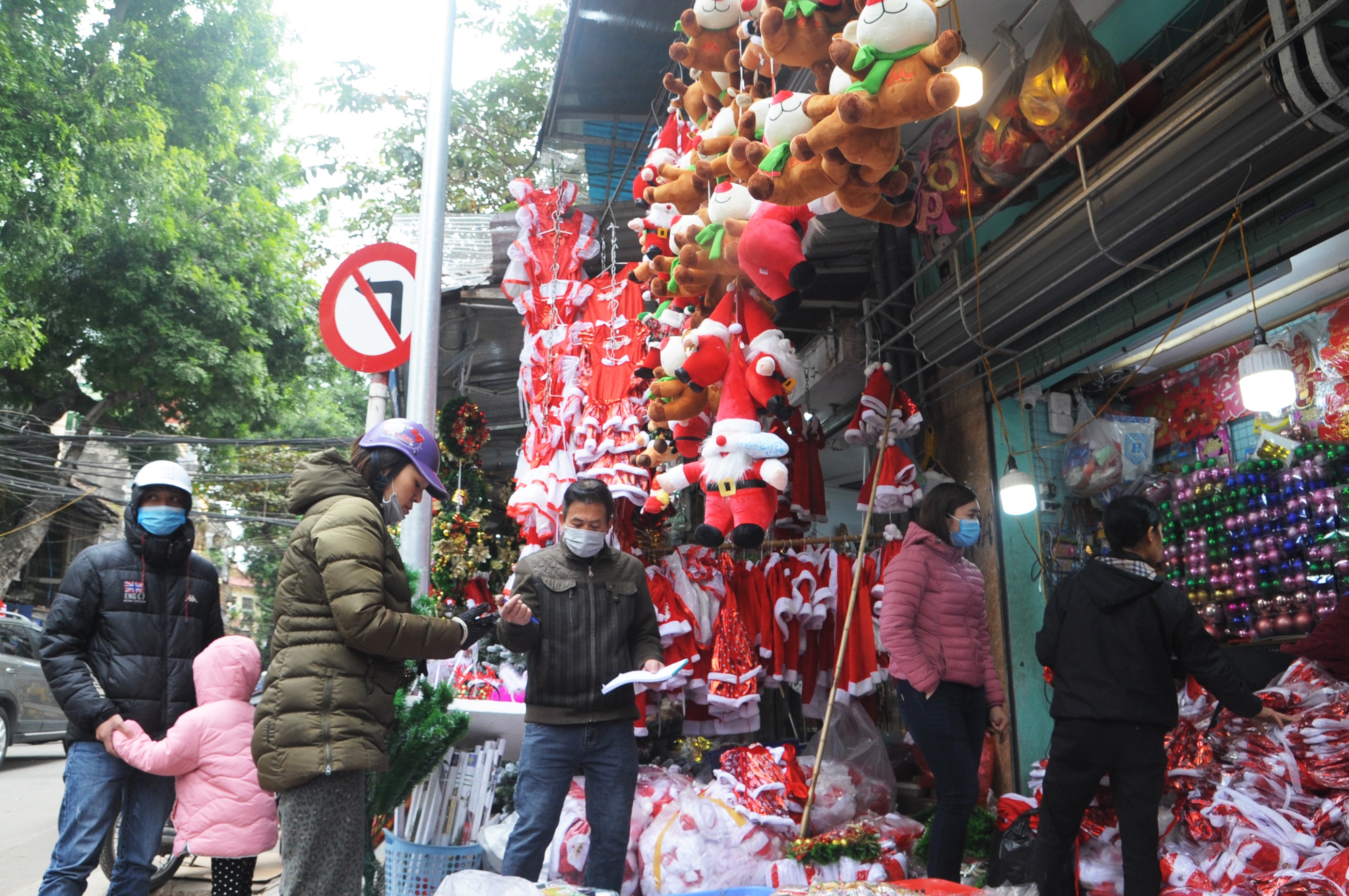 can ke giang sinh thi truong do trang tri van ron rang