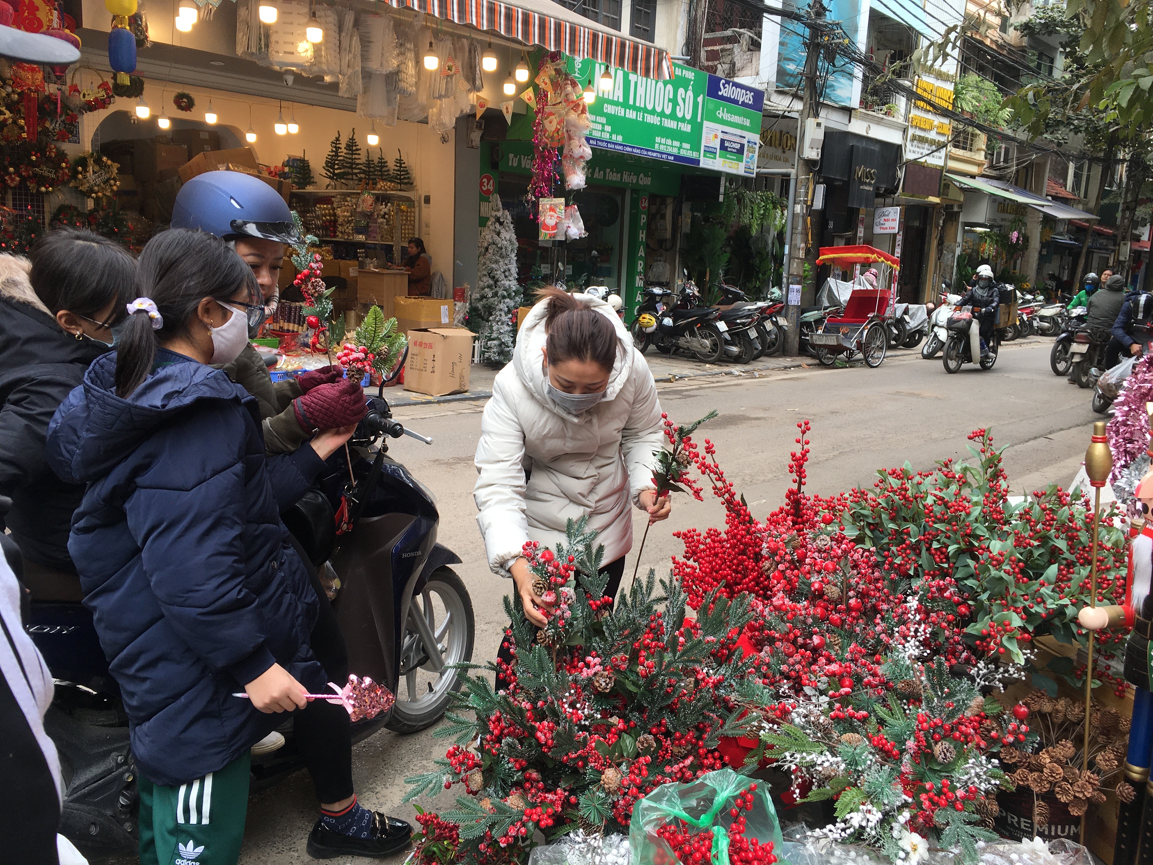 can ke giang sinh thi truong do trang tri van ron rang