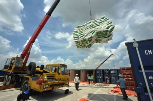 Ước nhập siêu 200 triệu USD trong tháng đầu năm