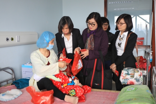 Tập đoàn GFS thăm và tặng quà cho các bệnh nhi