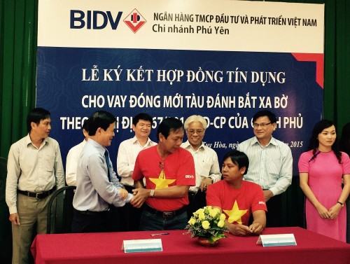 2 ngư dân đầu tiên tại Phú Yên được vay vốn theo Nghị định 67