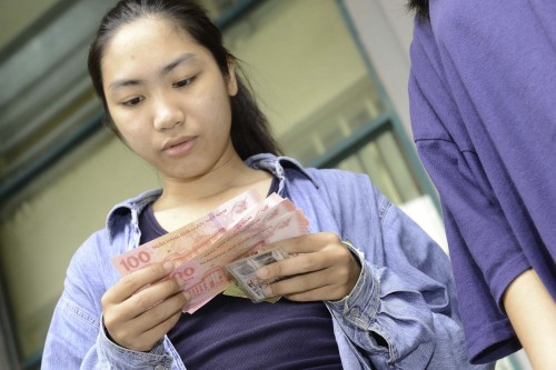 Tấp nập mua tiền lưu niệm 100 đồng