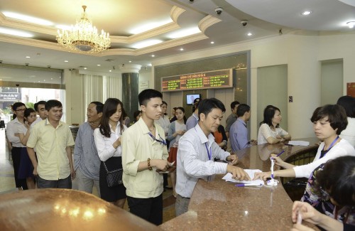 Tấp nập mua tiền lưu niệm 100 đồng