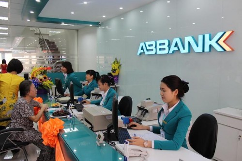 ABBANK Cửa Nam: Tấp nập khách hàng giao dịch trong ngày đầu khai trương