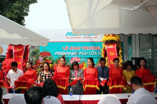 ABBANK Cửa Nam: Tấp nập khách hàng giao dịch trong ngày đầu khai trương