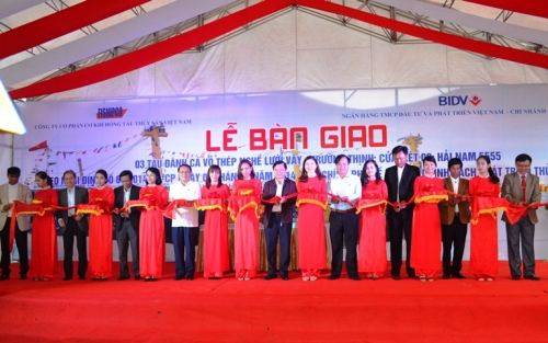 Bàn giao thêm 3 tàu cá vỏ thép cho ngư dân Quảng Trị