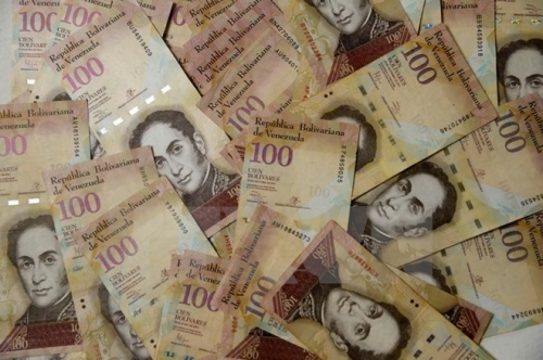 Venezuela thay tờ 100 bolivar bằng mệnh giá lớn hơn để đối phó thiếu hụt tiền mặt