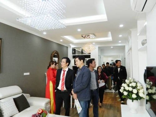 Giao dịch sôi động ngày khai trương căn hộ mẫu Riverside Garden