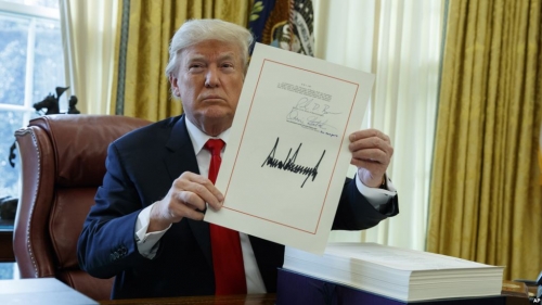 Tổng thống Mỹ ký ban hành Luật thuế và dự luật chi tiêu ngắn hạn