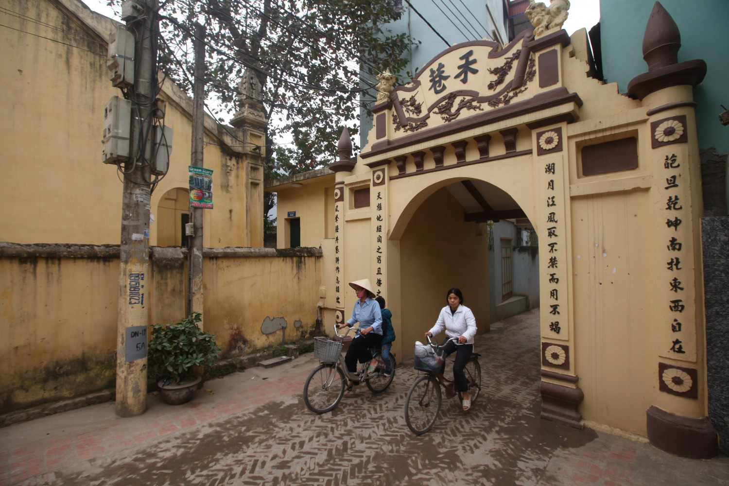 Tìm về cổng làng xưa Tìm về cổng làng xưa