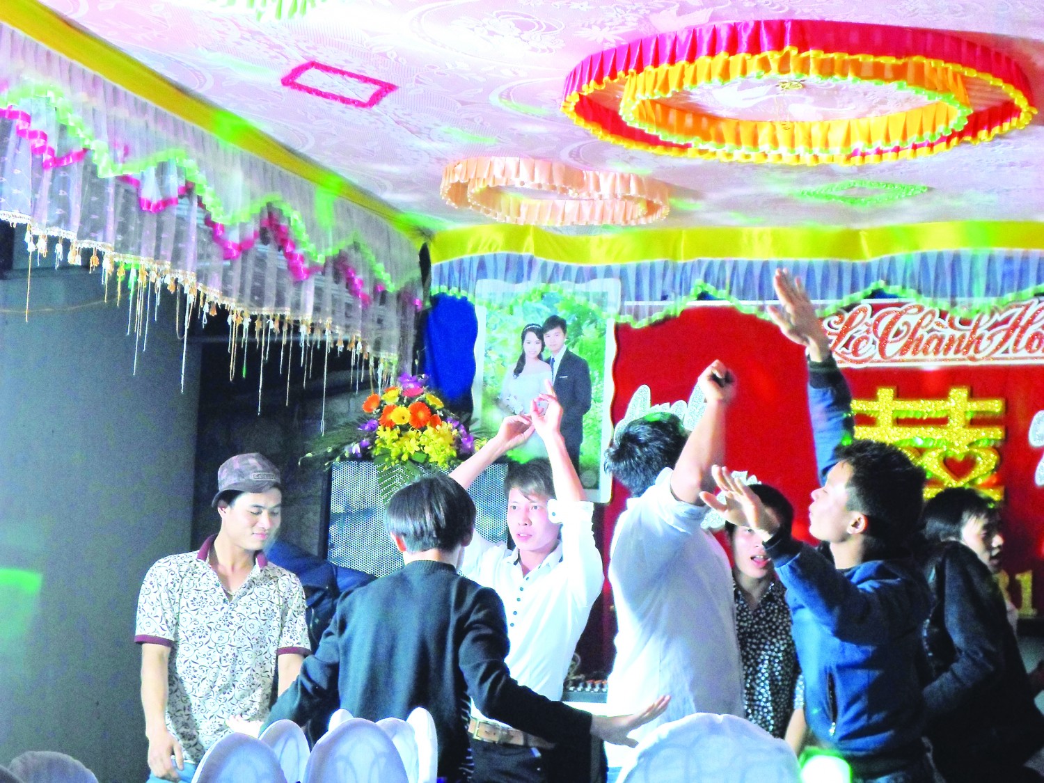 Thanh niên nông thôn và chuyện đêm vui đám cưới Thanh niên nông thôn và chuyện đêm vui đám cưới