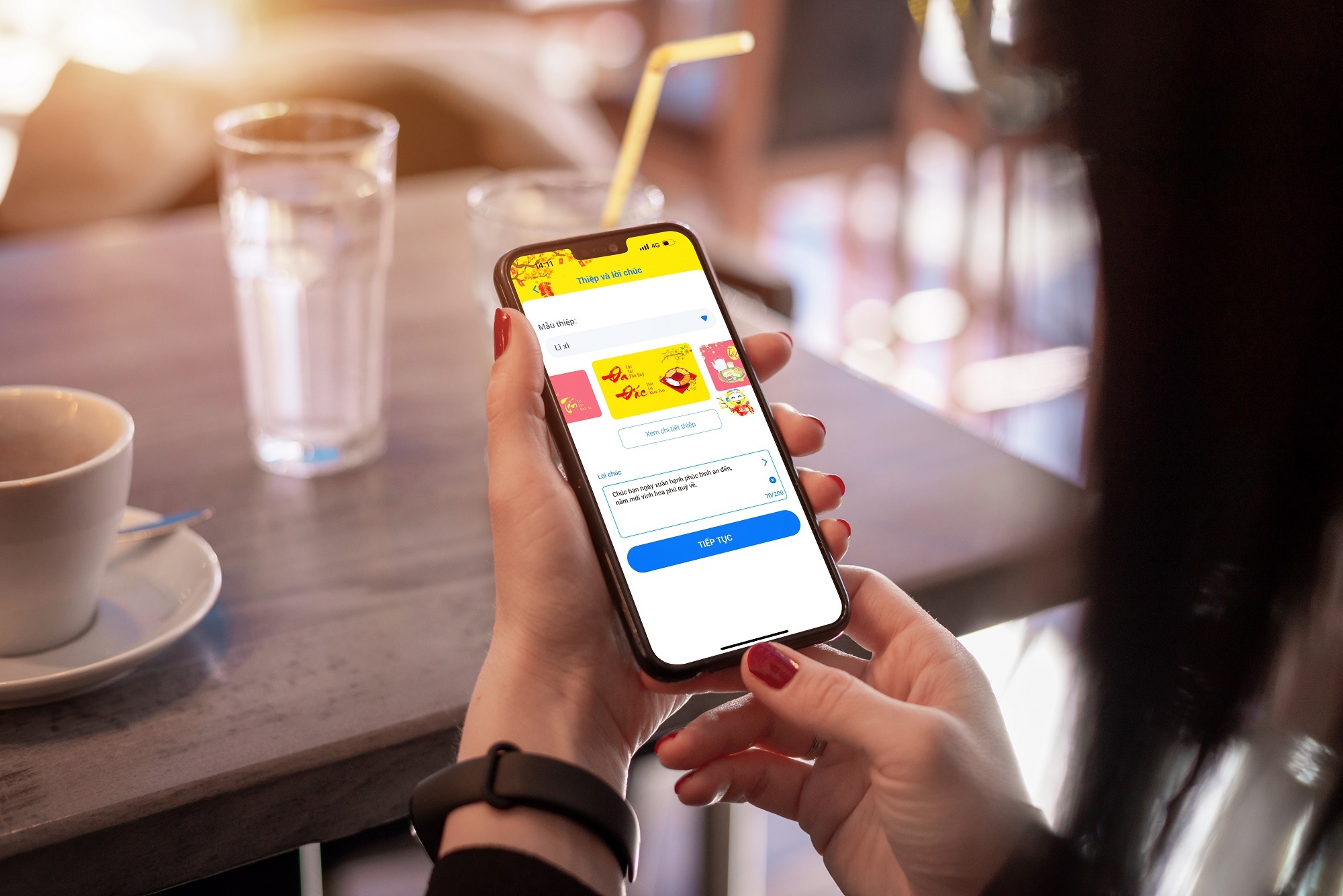 khach hang tan huong tet voi giao dich ngan hang 365