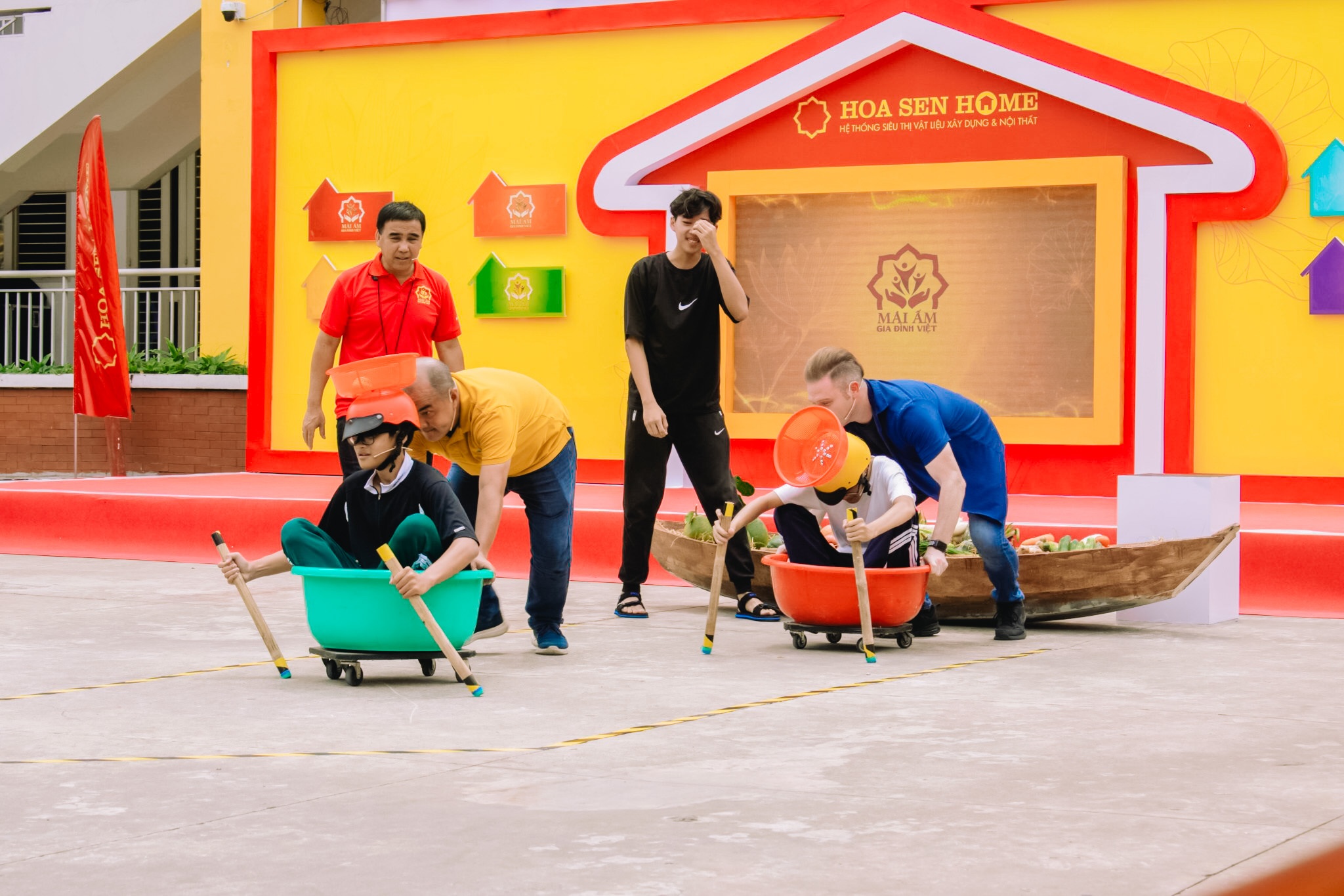 Giành chiến thắng trong chương trình Mái ấm gia đình Việt, những đứa trẻ mồ côi mẹ bật khóc nức nở gianh chien thang trong chuong trinh mai am gia dinh viet nhung dua tre mo coi me bat khoc nuc no