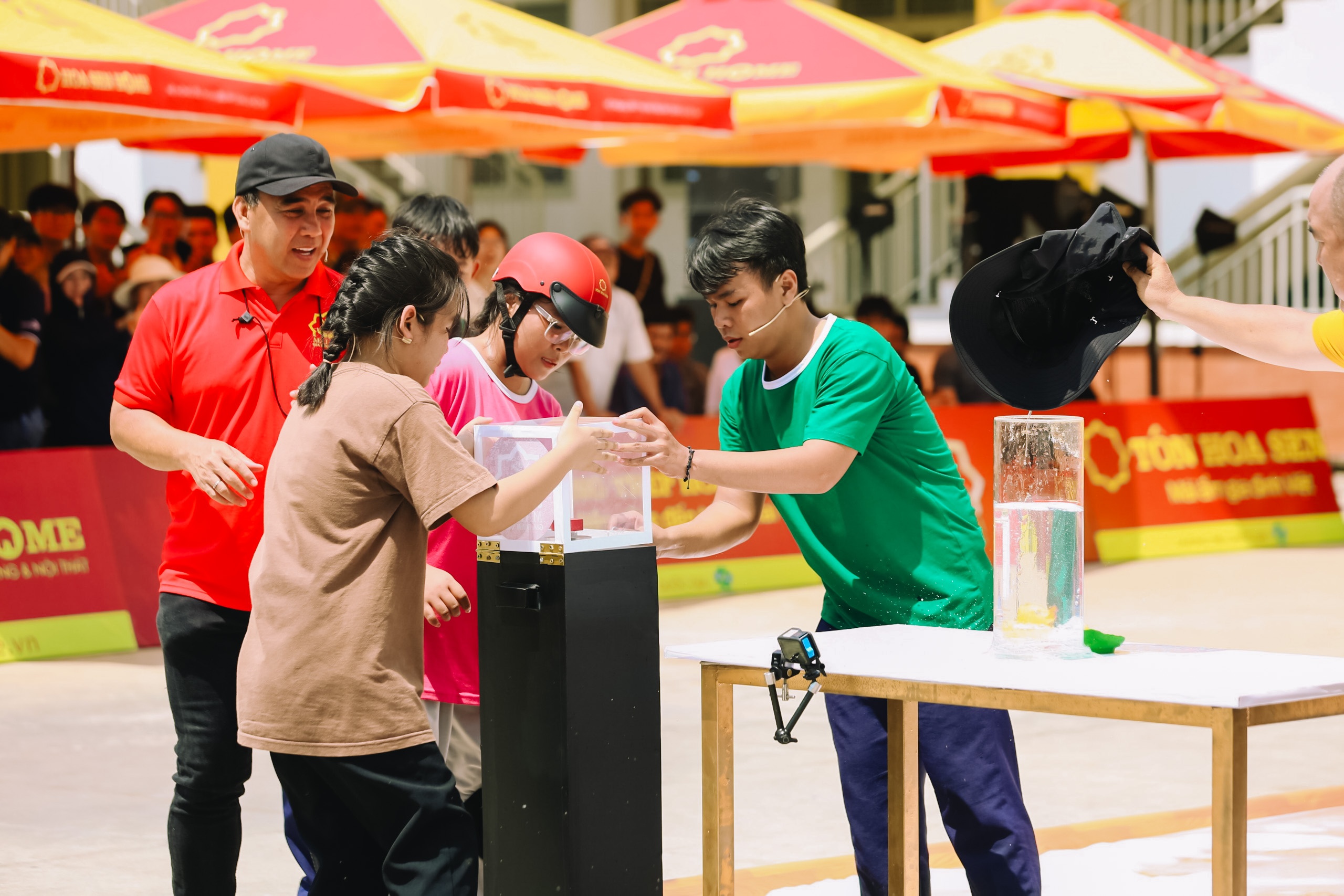 Giành chiến thắng trong chương trình Mái ấm gia đình Việt, những đứa trẻ mồ côi mẹ bật khóc nức nở gianh chien thang trong chuong trinh mai am gia dinh viet nhung dua tre mo coi me bat khoc nuc no