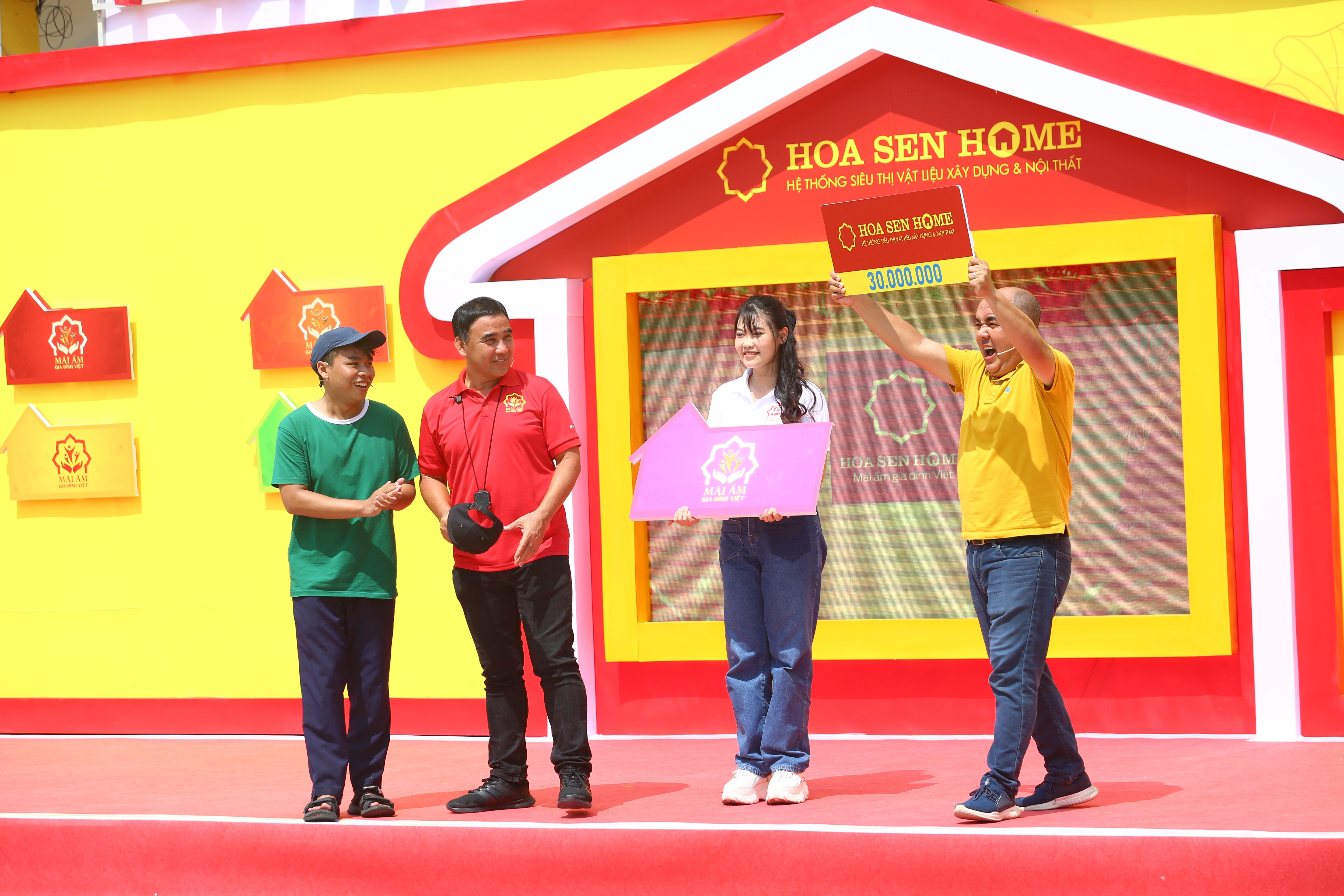 Giành chiến thắng trong chương trình Mái ấm gia đình Việt, những đứa trẻ mồ côi mẹ bật khóc nức nở gianh chien thang trong chuong trinh mai am gia dinh viet nhung dua tre mo coi me bat khoc nuc no