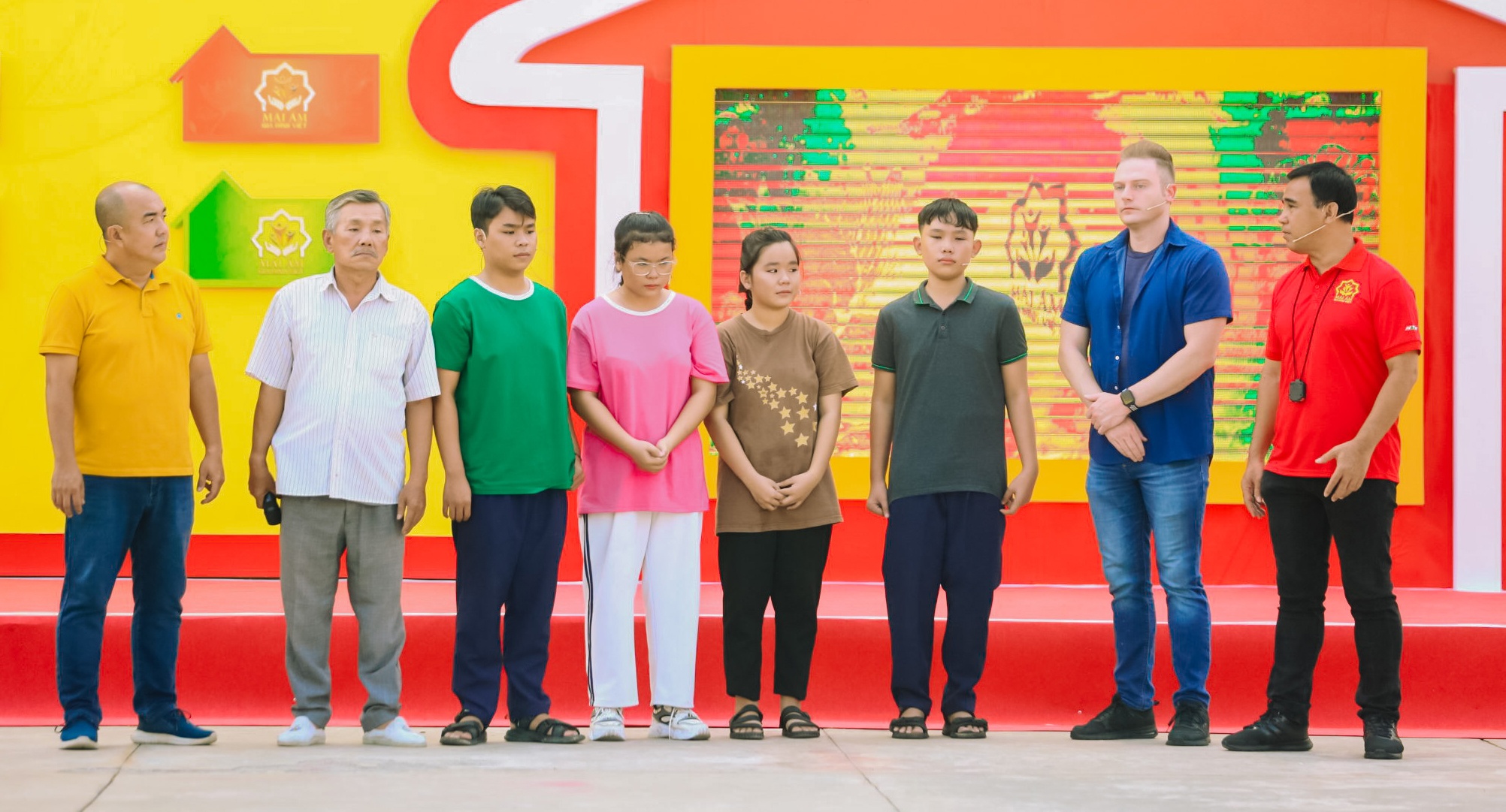 Giành chiến thắng trong chương trình Mái ấm gia đình Việt, những đứa trẻ mồ côi mẹ bật khóc nức nở gianh chien thang trong chuong trinh mai am gia dinh viet nhung dua tre mo coi me bat khoc nuc no