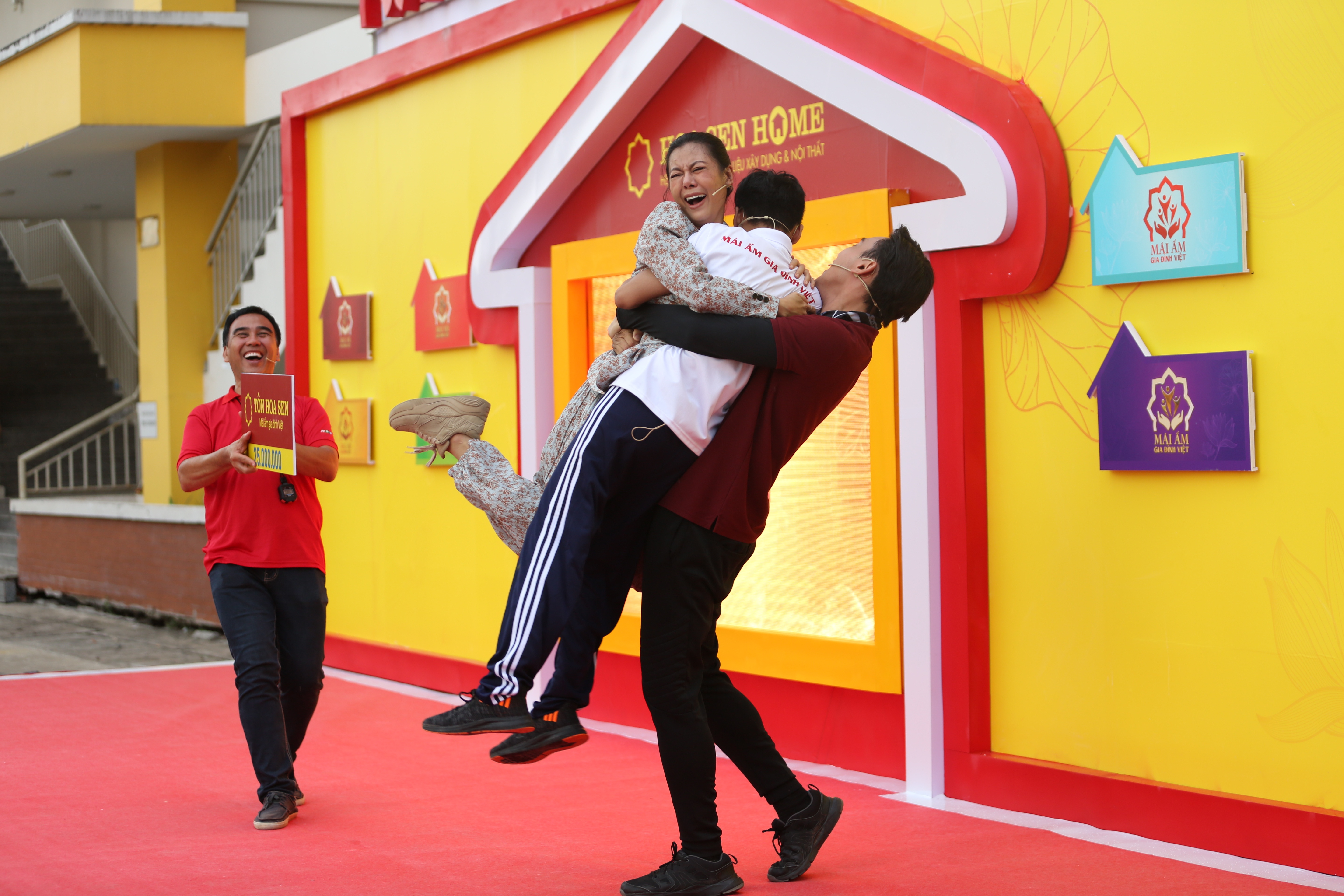giay phut vo oa hanh phuc cua thuan nguyen nam thu khi 3 em mo coi me gianh duoc 70 trieu dong