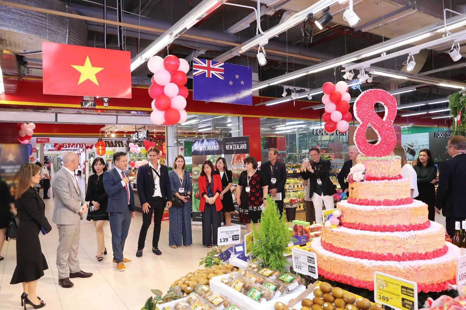 tong lanh su quan new zealand tham va lam viec tai winmart
