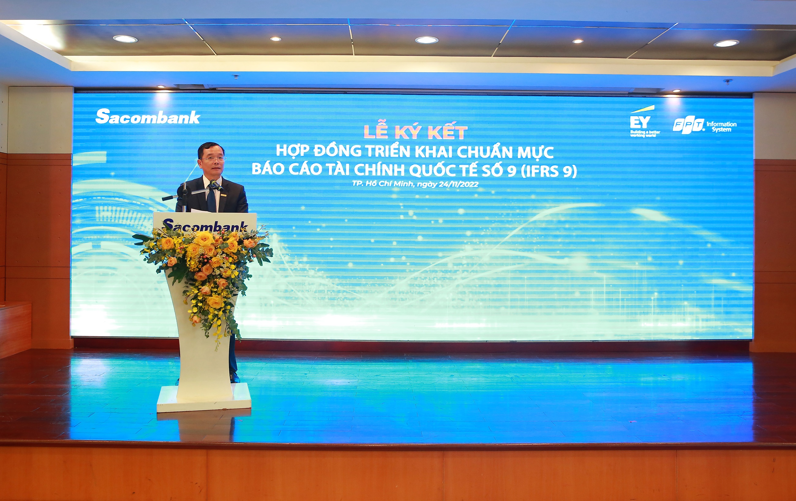 sacombank ky ket hop dong trien khai chuan muc bao cao tai chinh quoc te so 9