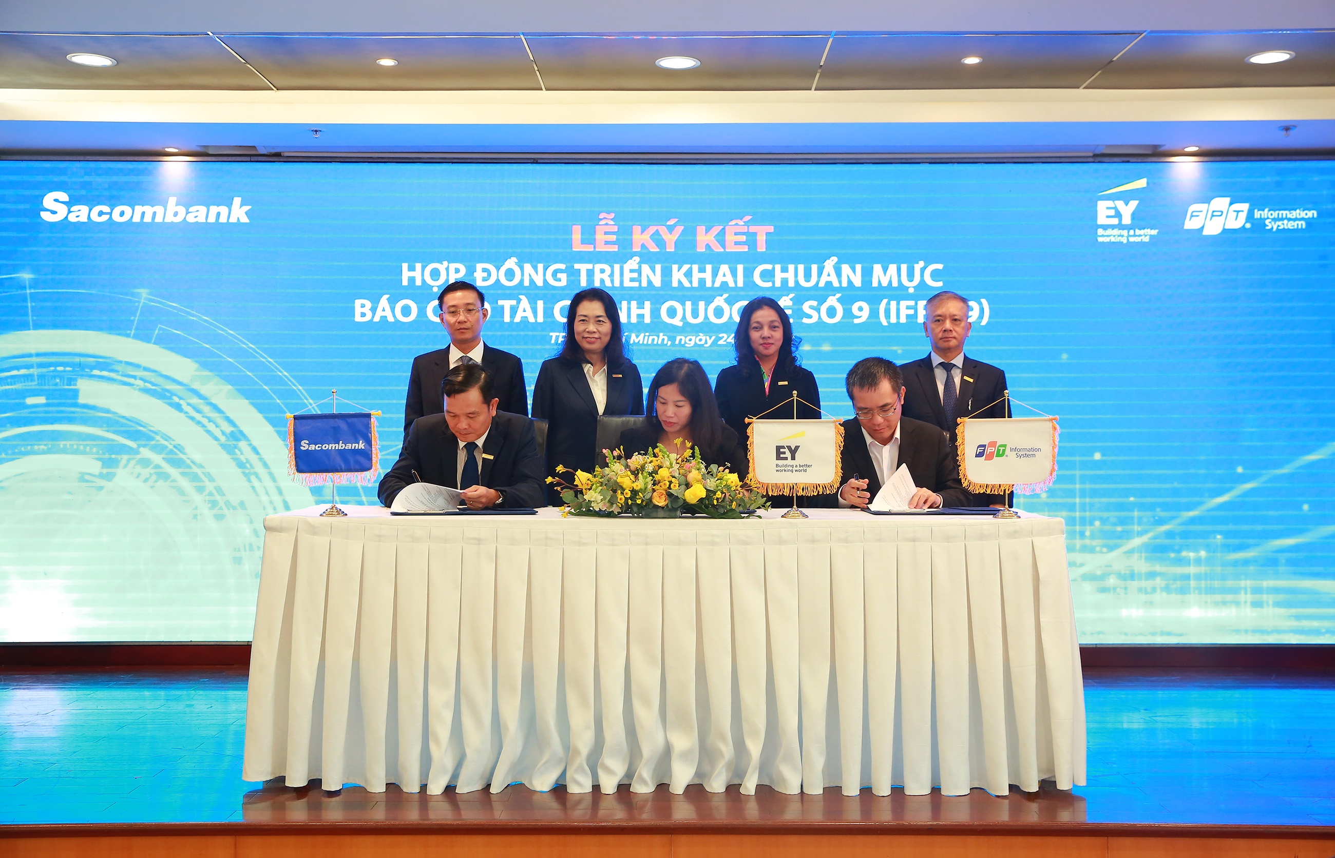 sacombank ky ket hop dong trien khai chuan muc bao cao tai chinh quoc te so 9