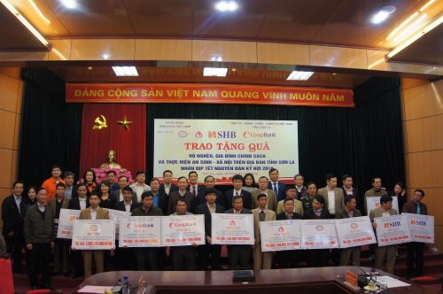 Ngành Ngân hàng tặng 5,3 tỷ đồng cho công tác ASXH tại Sơn La