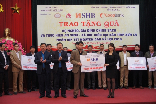 Ngành Ngân hàng tặng 5,3 tỷ đồng cho công tác ASXH tại Sơn La