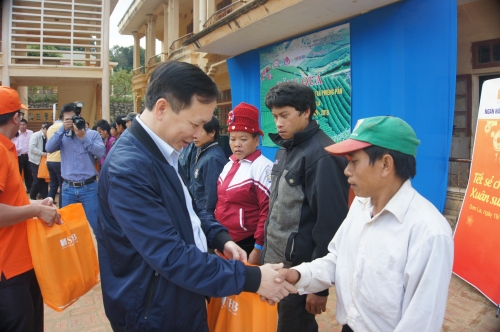 Hơn 500 suất quà đến tay trẻ em và hộ nghèo Sơn La