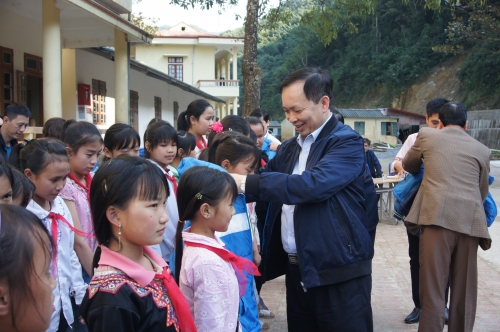 Hơn 500 suất quà đến tay trẻ em và hộ nghèo Sơn La