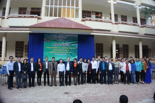 Hơn 500 suất quà đến tay trẻ em và hộ nghèo Sơn La