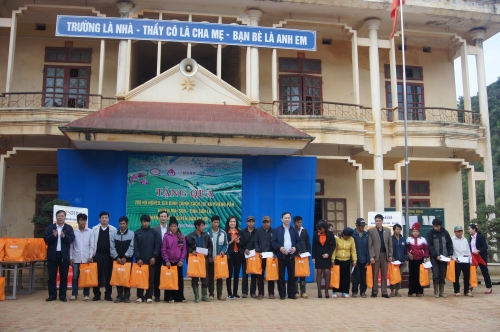 Hơn 500 suất quà đến tay trẻ em và hộ nghèo Sơn La