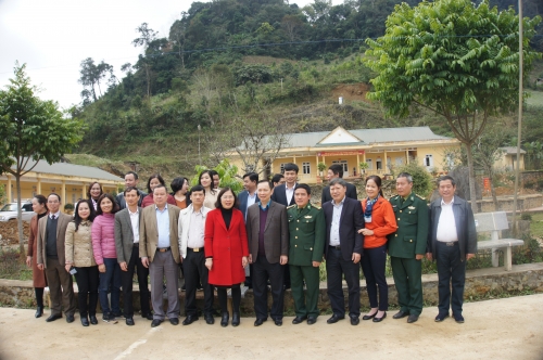 Thăm và tặng quà chiến sỹ biên phòng, hộ nghèo xã Chiềng Tương, Sơn La Thăm và tặng quà chiến sỹ biên phòng, hộ nghèo xã Chiềng Tương, Sơn La