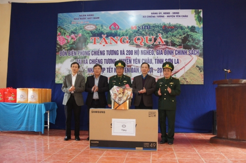 Thăm và tặng quà chiến sỹ biên phòng, hộ nghèo xã Chiềng Tương, Sơn La Thăm và tặng quà chiến sỹ biên phòng, hộ nghèo xã Chiềng Tương, Sơn La