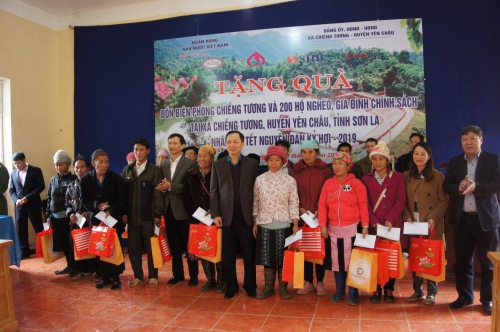 Thăm và tặng quà chiến sỹ biên phòng, hộ nghèo xã Chiềng Tương, Sơn La Thăm và tặng quà chiến sỹ biên phòng, hộ nghèo xã Chiềng Tương, Sơn La