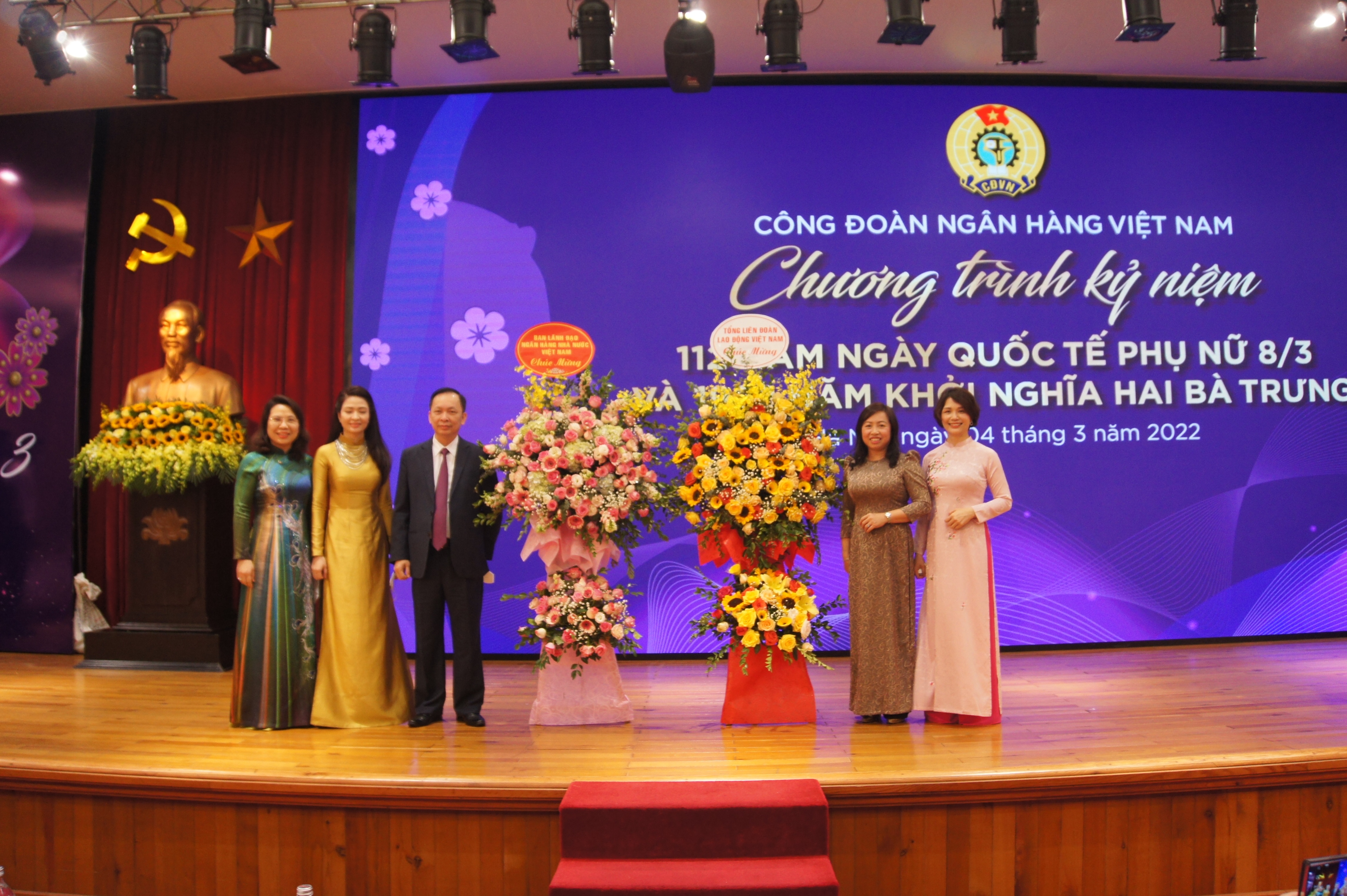 cac the he nu can bo ngan hang da co nhieu cong hien to lon