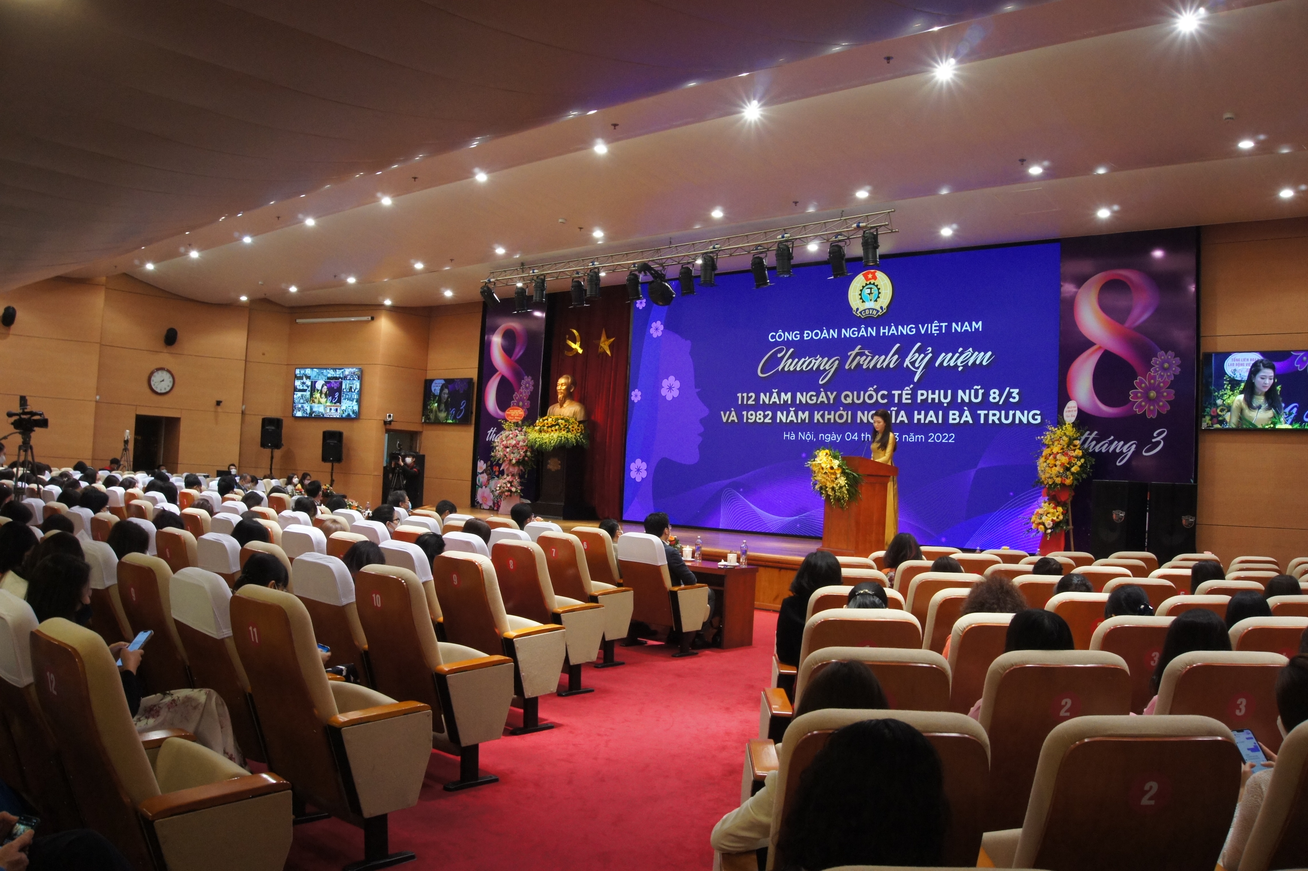 cac the he nu can bo ngan hang da co nhieu cong hien to lon