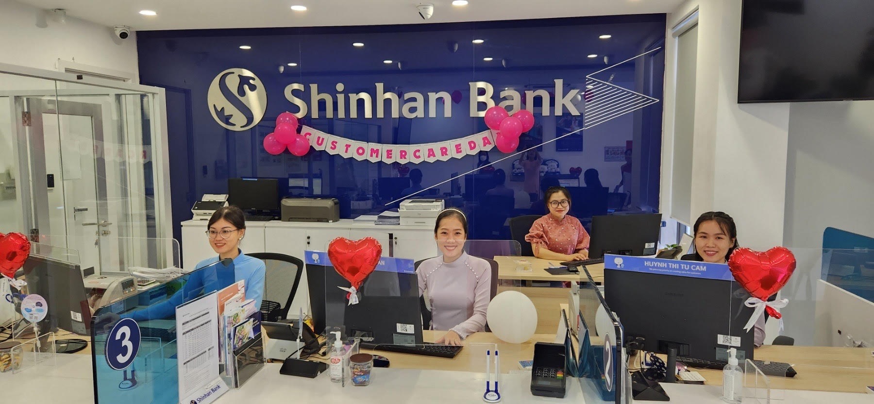 phu nu nganh ngan hang ruc ro voi ta ao dai truyen thong