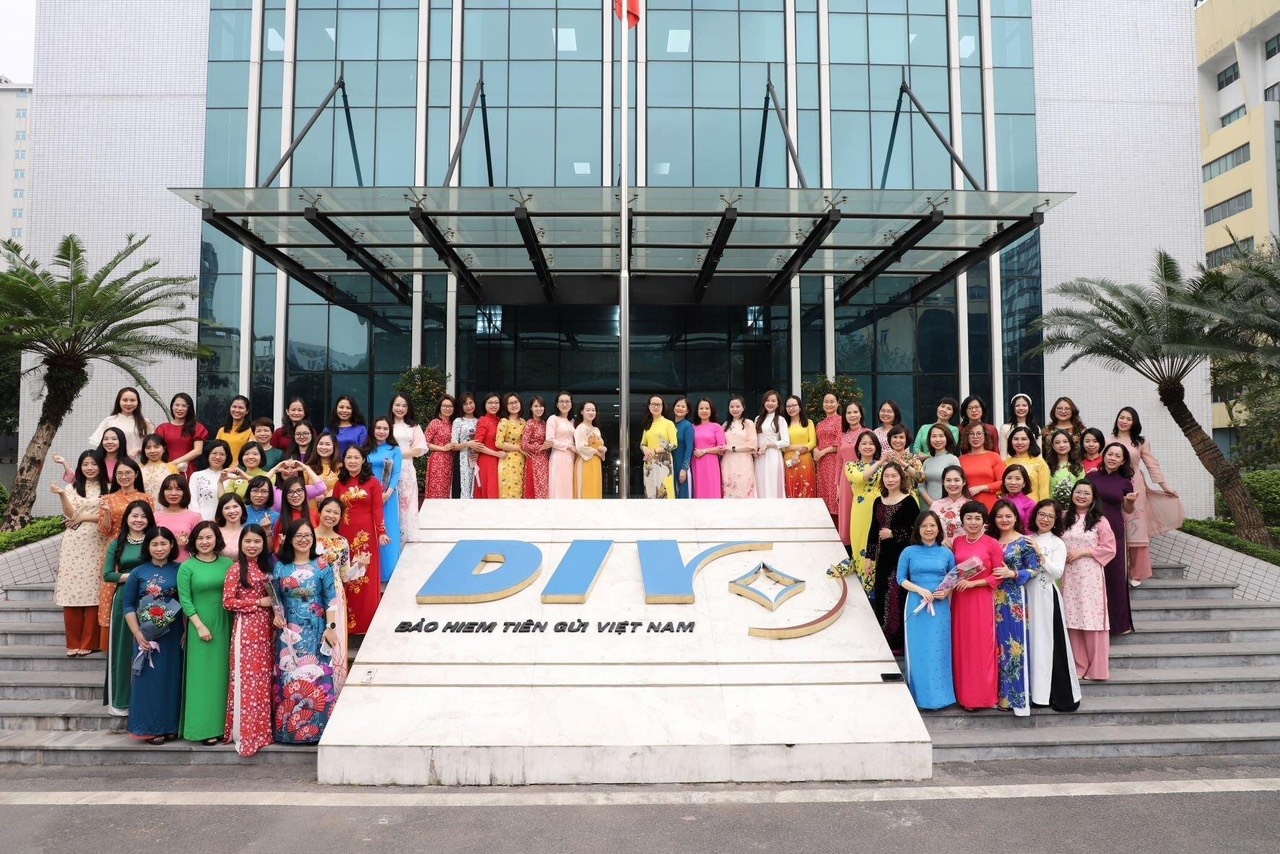 phu nu nganh ngan hang ruc ro voi ta ao dai truyen thong