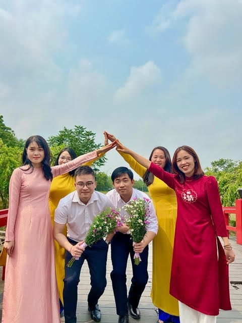 phu nu nganh ngan hang ruc ro voi ta ao dai truyen thong