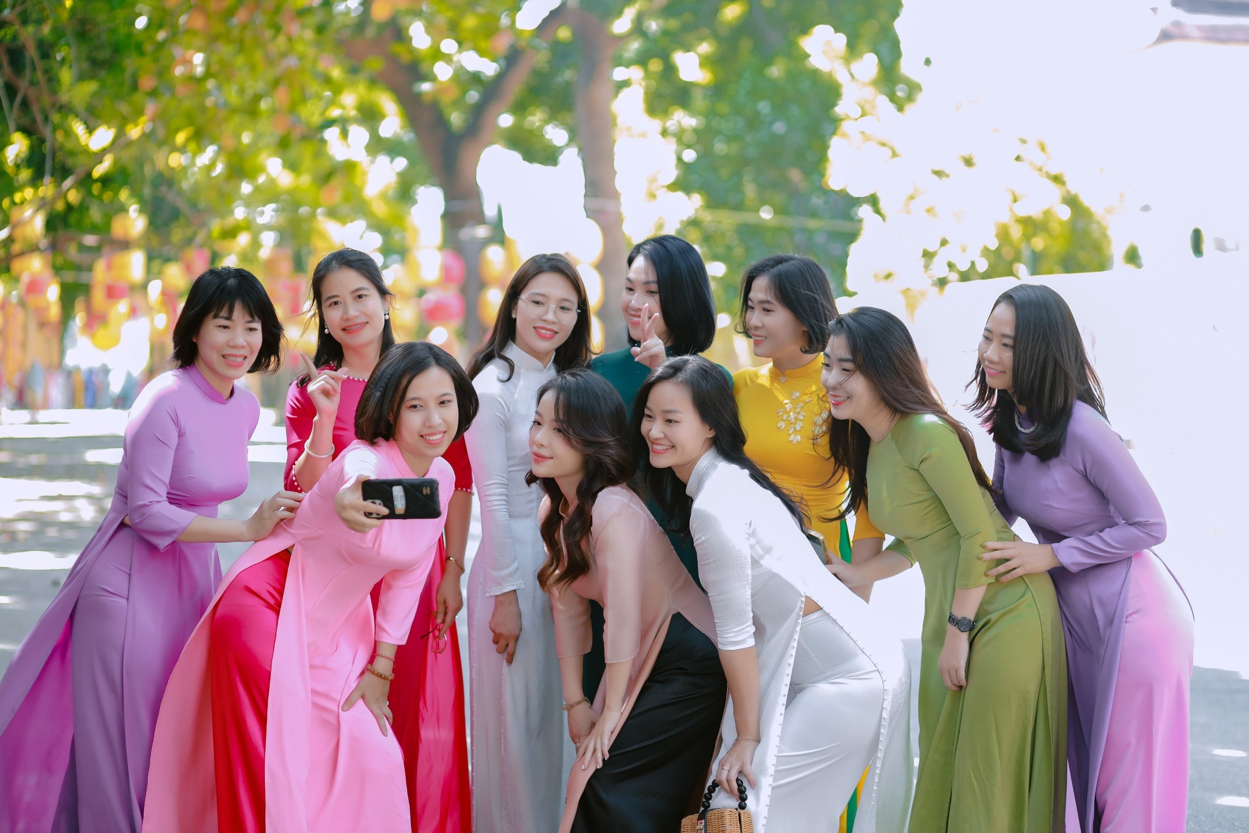 phu nu nganh ngan hang ruc ro voi ta ao dai truyen thong