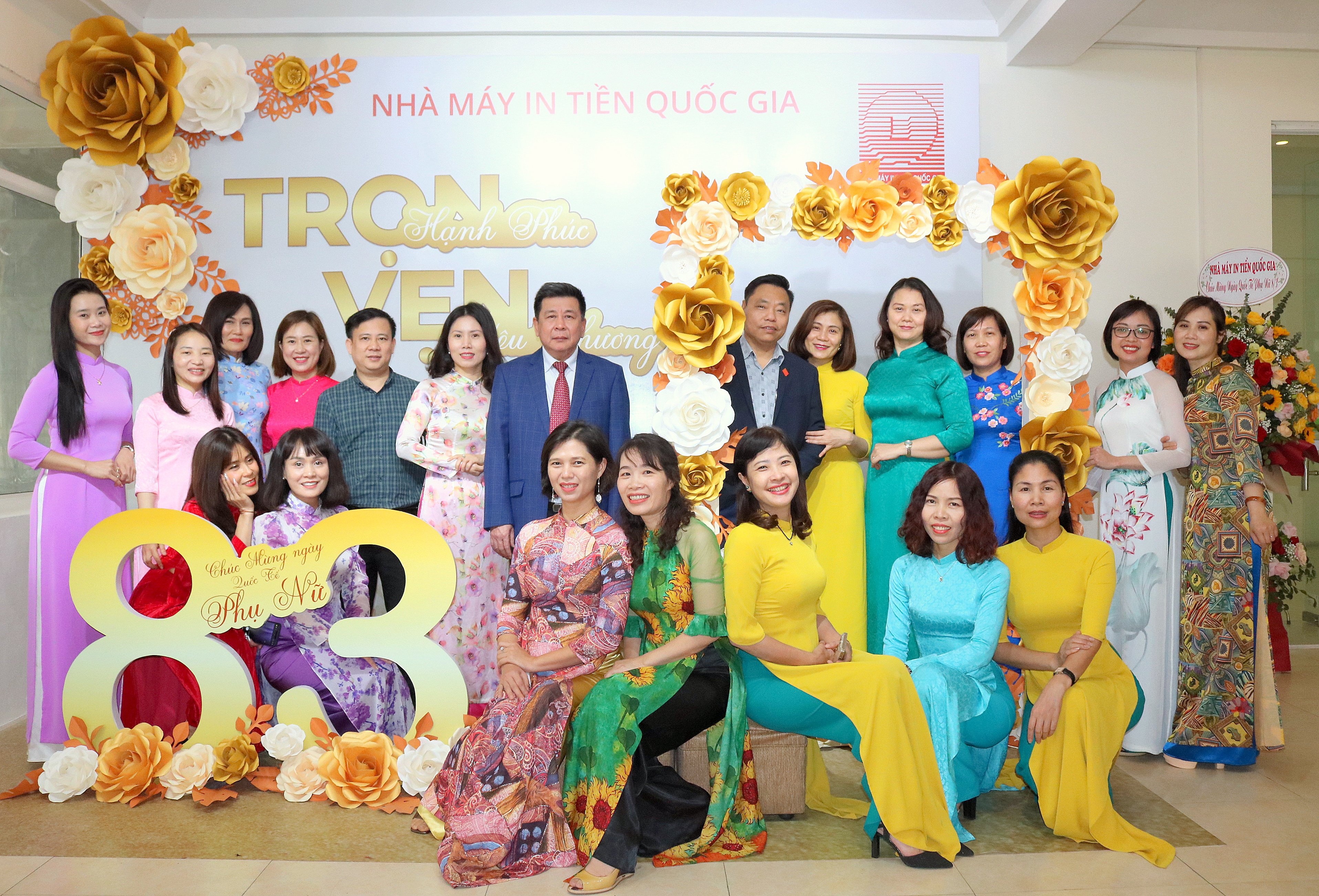 phu nu nganh ngan hang ruc ro voi ta ao dai truyen thong