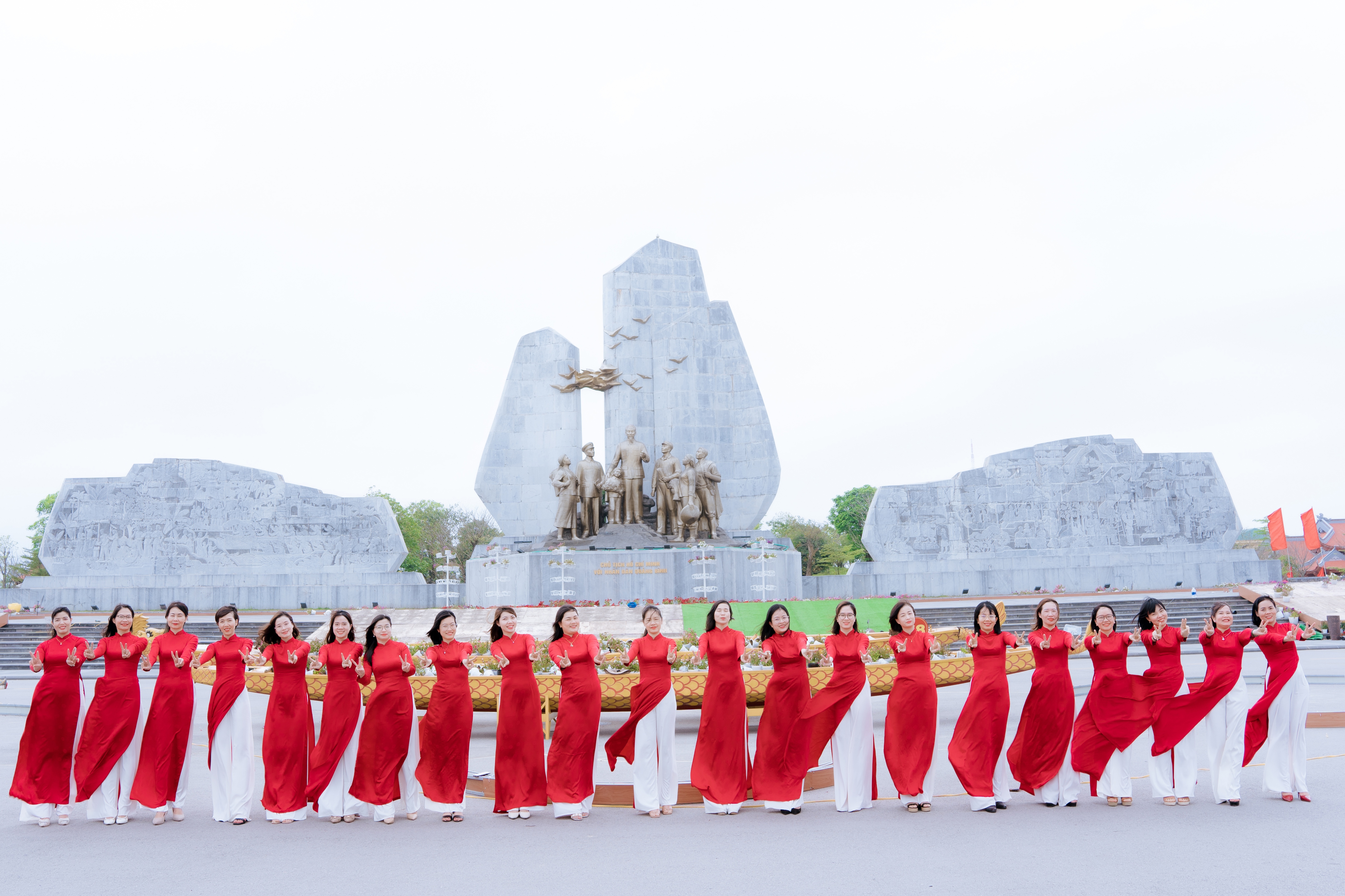 phu nu nganh ngan hang ruc ro voi ta ao dai truyen thong