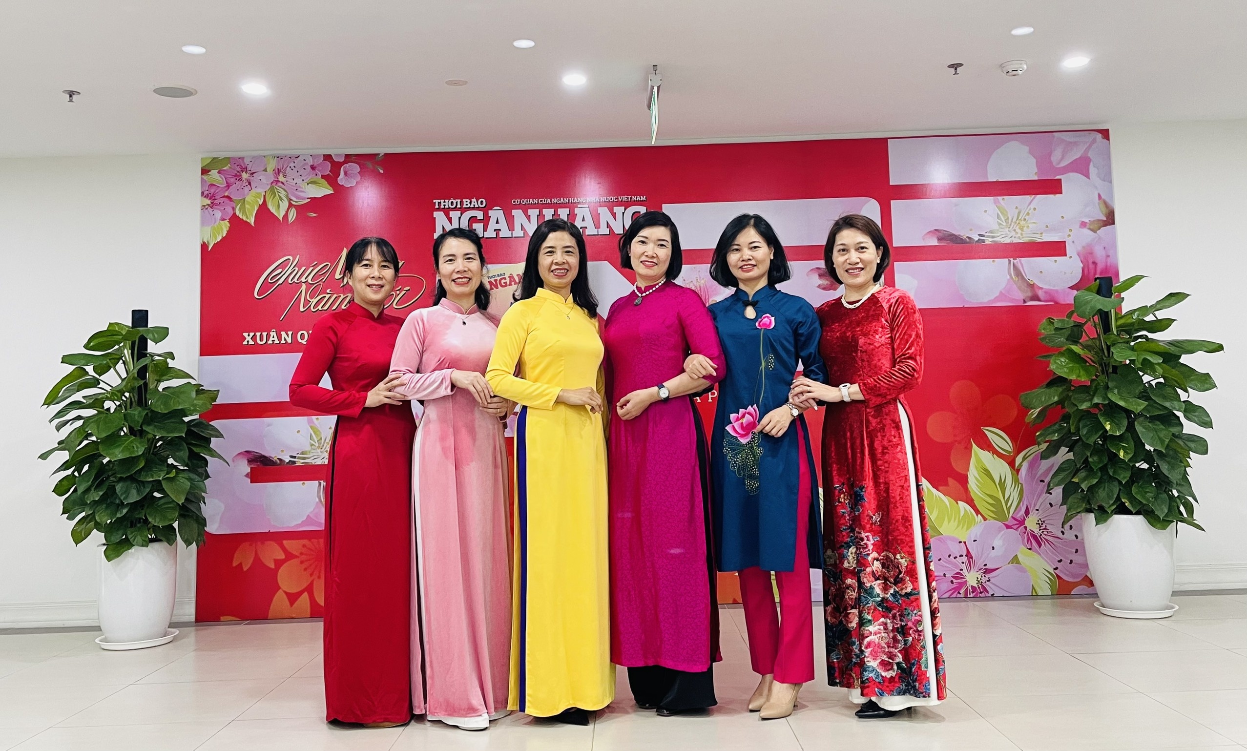 phu nu nganh ngan hang ruc ro voi ta ao dai truyen thong