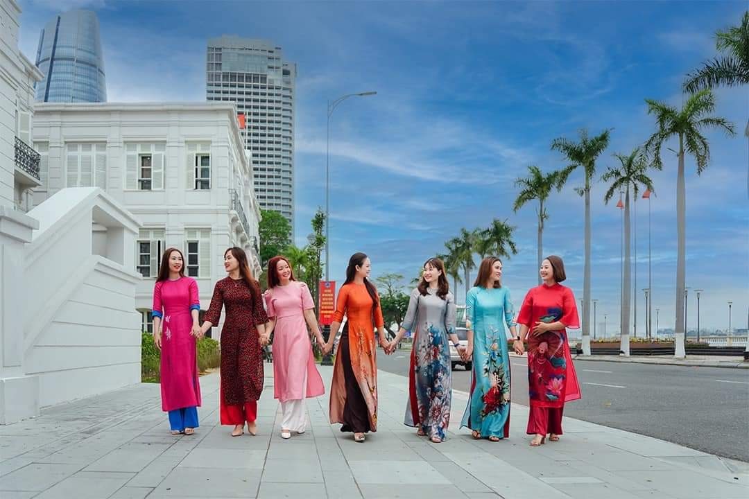 phu nu nganh ngan hang ruc ro voi ta ao dai truyen thong