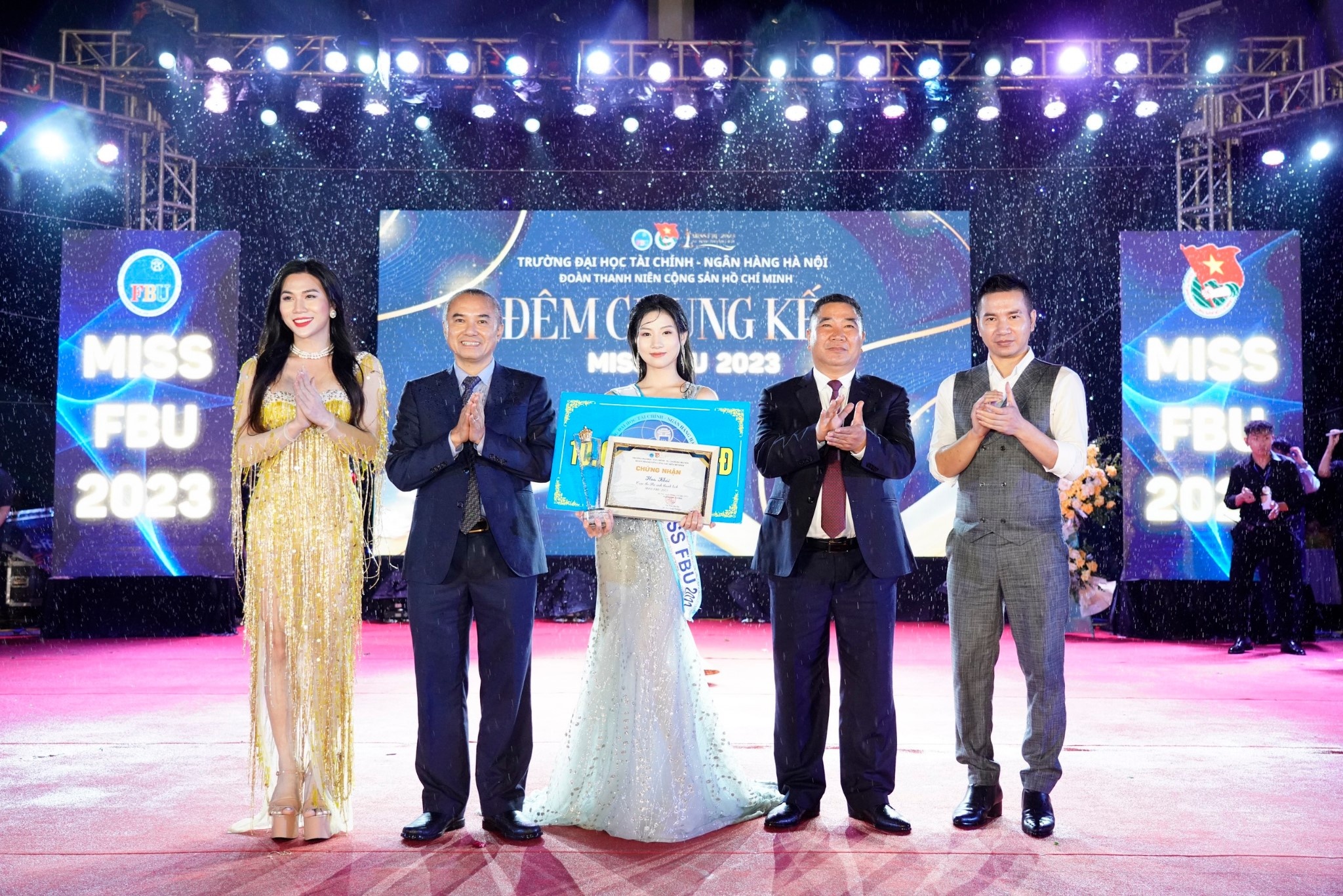 nu sinh huong thao dang quang hoa khoi truong dai hoc tai chinh ngan hang ha noi