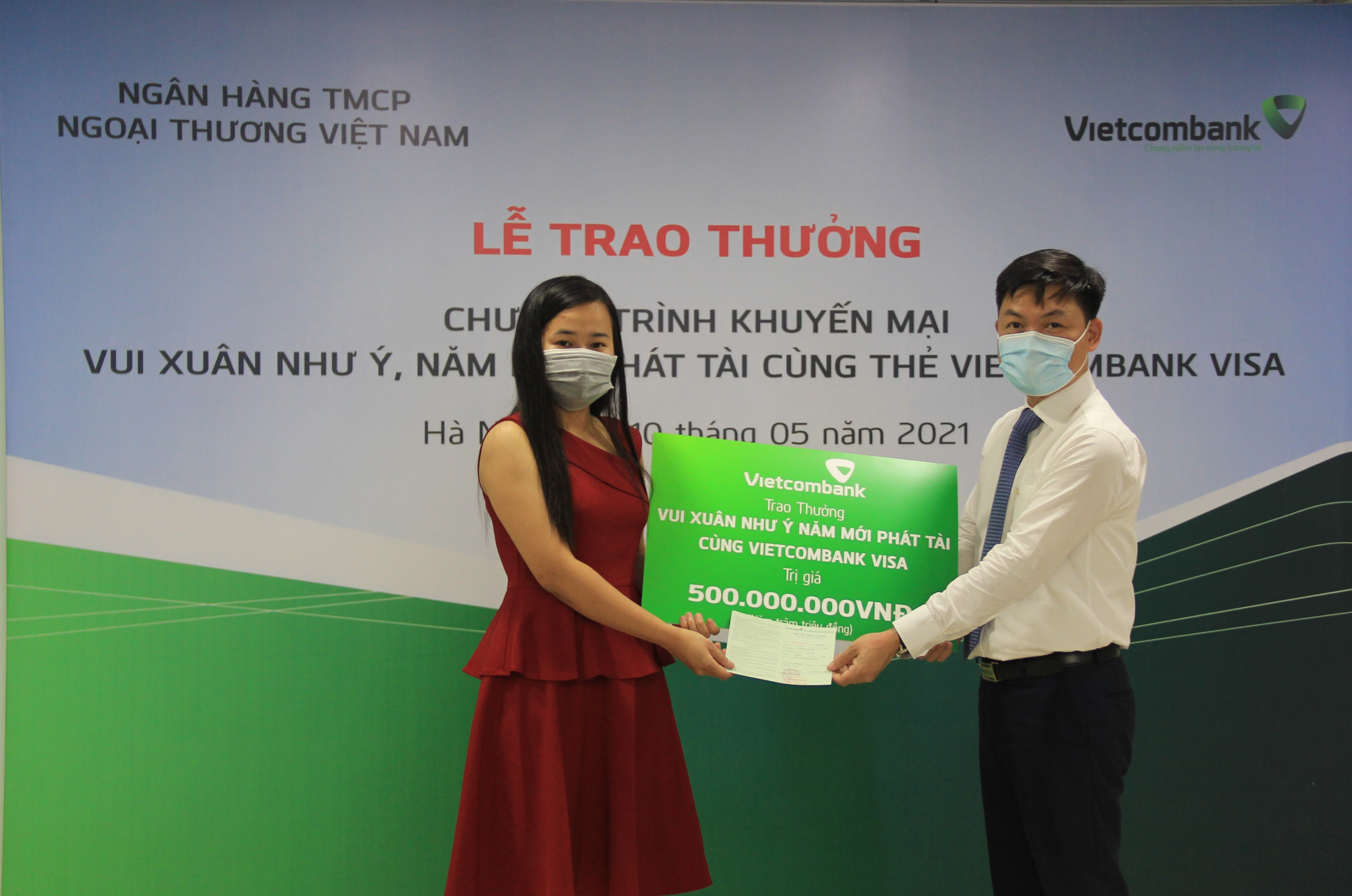 vietcombank trao thuong 500 trieu dong cho khach hang may man