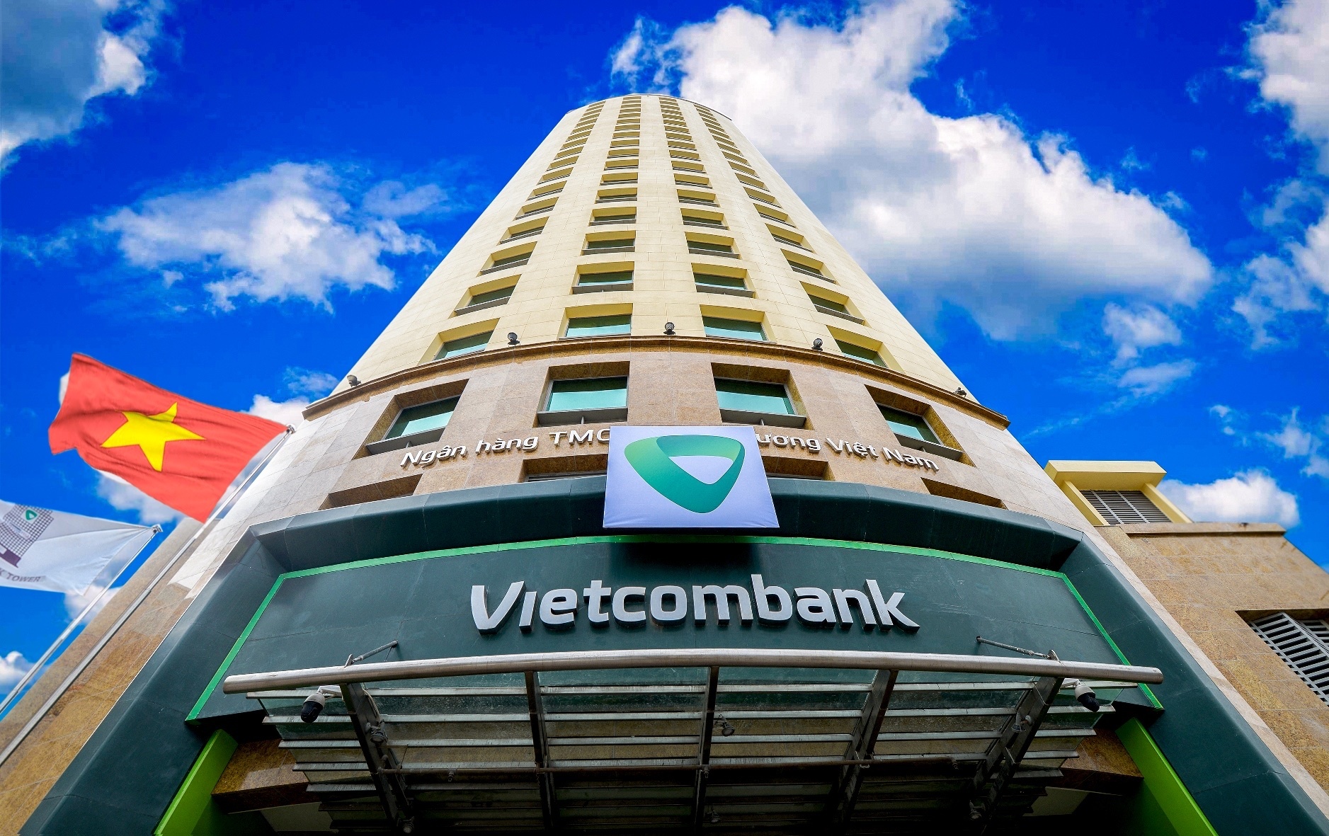 Vietcombank giảm đồng loạt lãi suất cho vay hỗ trợ khách hàng